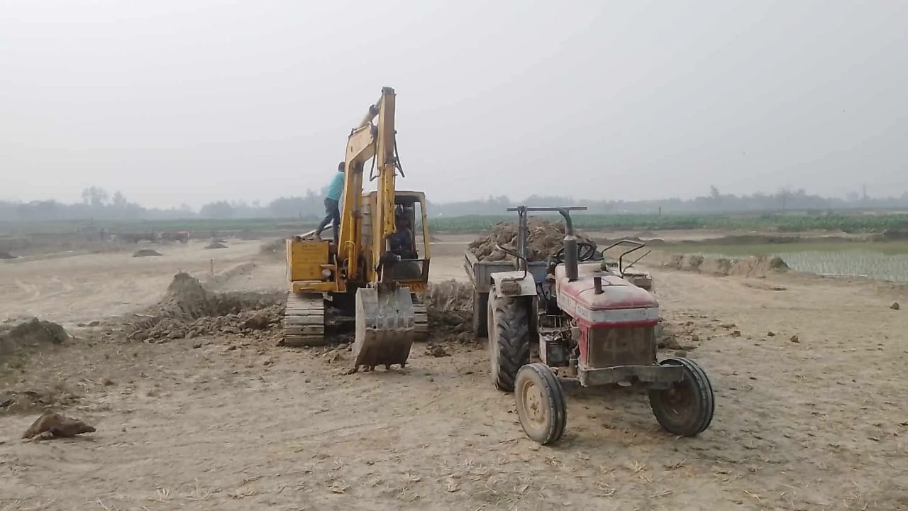 রানীশংকৈল উপজেলার সন্ধারই গ্রামে ভেকু দিয়ে মাটি কাটার মহাউৎসব