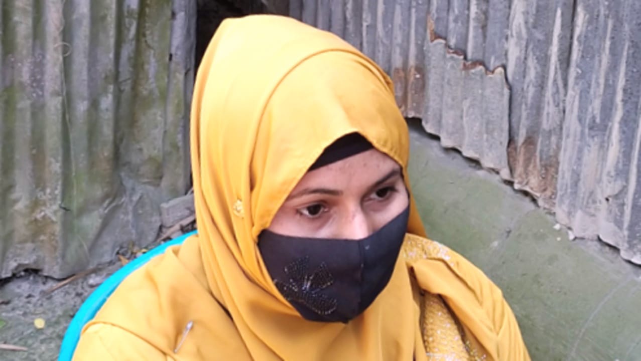 বিয়ের দাবিতে পালাতক প্রেমিকের বাড়িতে তরুণীর অনশন