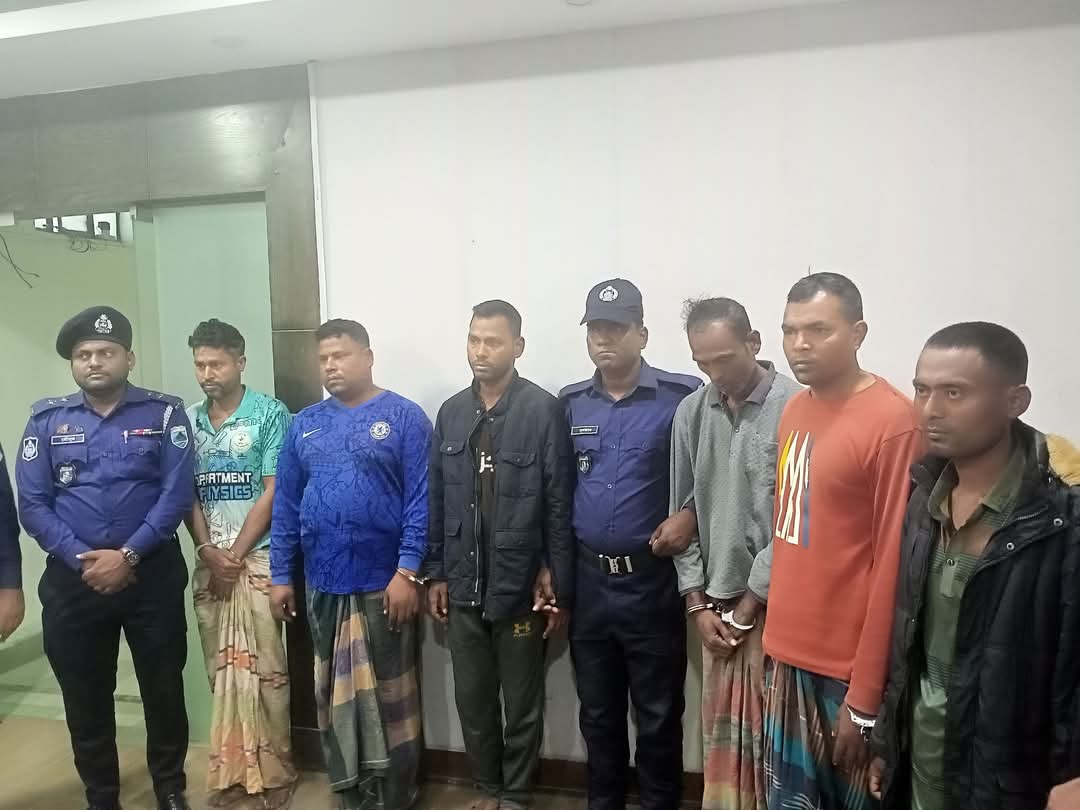 নওগাঁ আন্তঃজেলা ডাকাত দলের ৬ জন সদস্য গ্রেফতা ও দেশীয় অস্ত্রসহ লুন্ঠিত মালামাল উদ্ধার