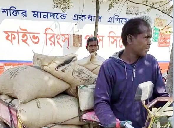 নওগাঁর বদলগাছী সরকারী খাদ্য গুদাম থেকে ও এম এস এর চাল পাচারকালে জনতা হাতে জব্দ