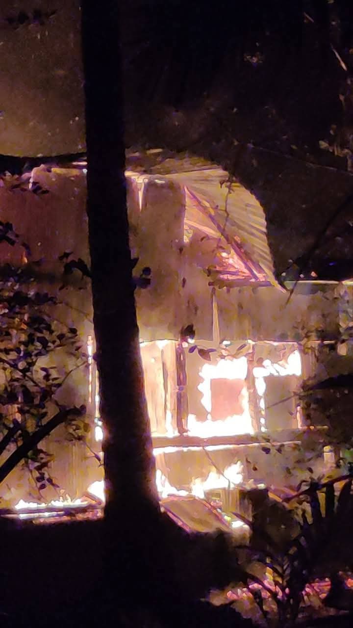 শরণখোলায় এক ব্যবসায়ীর ঘর আগুনে ভস্মীভূত