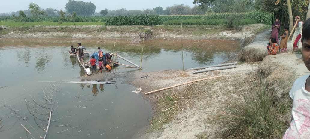 ডিমলায় অবৈধভাবে বালু উত্তোলন করায় পাইপ ভাংচুর, বোমা মেশিন জব্দ