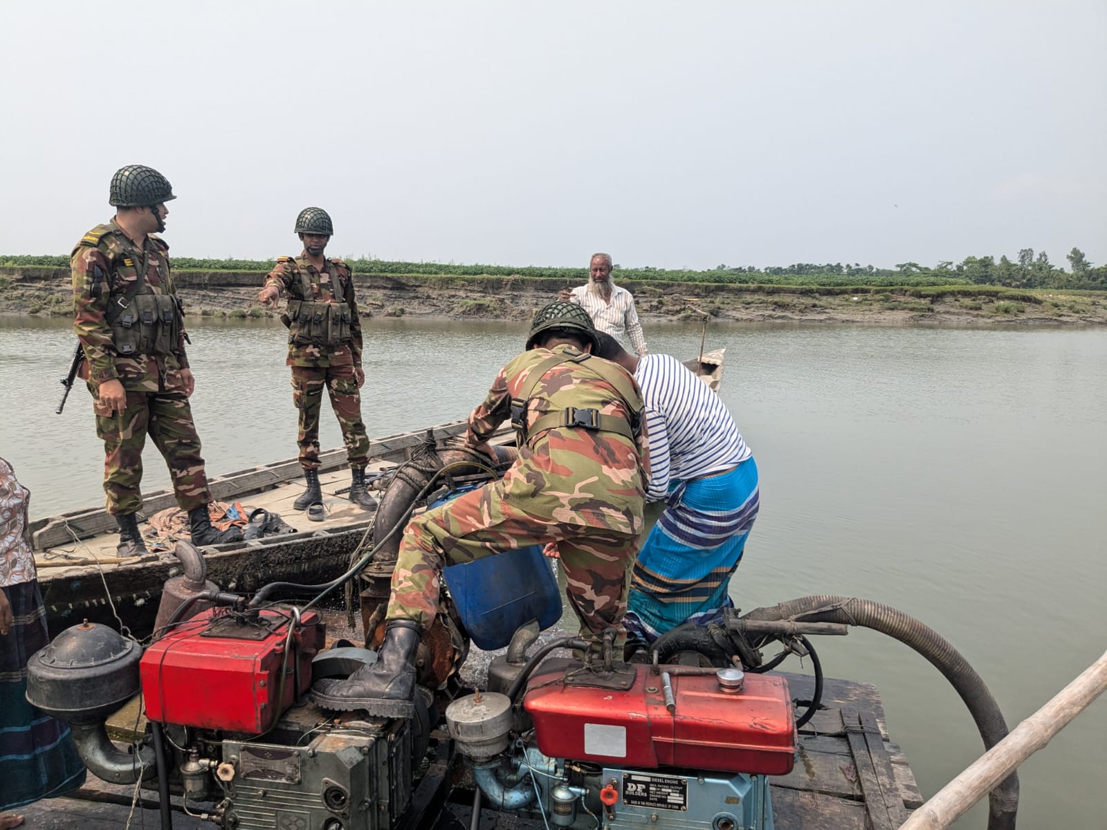 এনএসআই-এর গোপন তথ্যের ভিত্তিতে যৌথবাহিনীর অভিযানে অবৈধভাবে বালু উত্তোলনের ড্রেজার জব্দ
