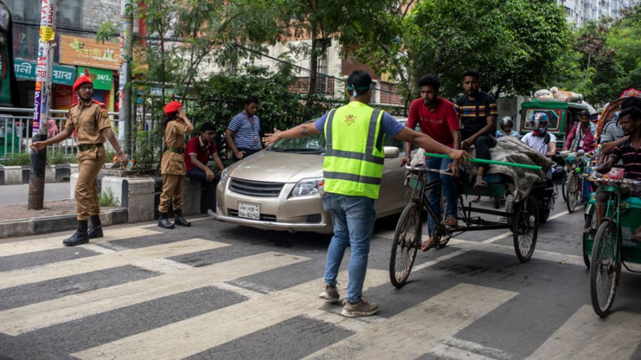রোজা রেখেই ট্রাফিক সামলাচ্ছেন শিক্ষার্থীরা, পাচ্ছেন সম্মানীও