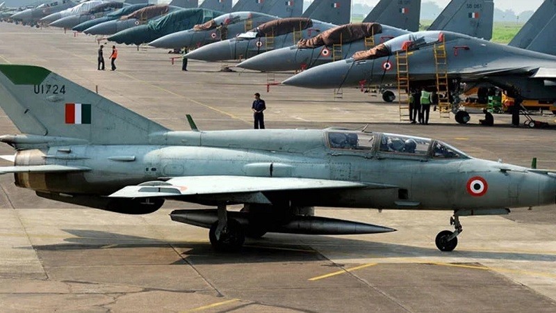 উত্তেজনার মধ্যেই ৬৩ হাজার কোটির যুদ্ধবিমান কিনছে ভারত