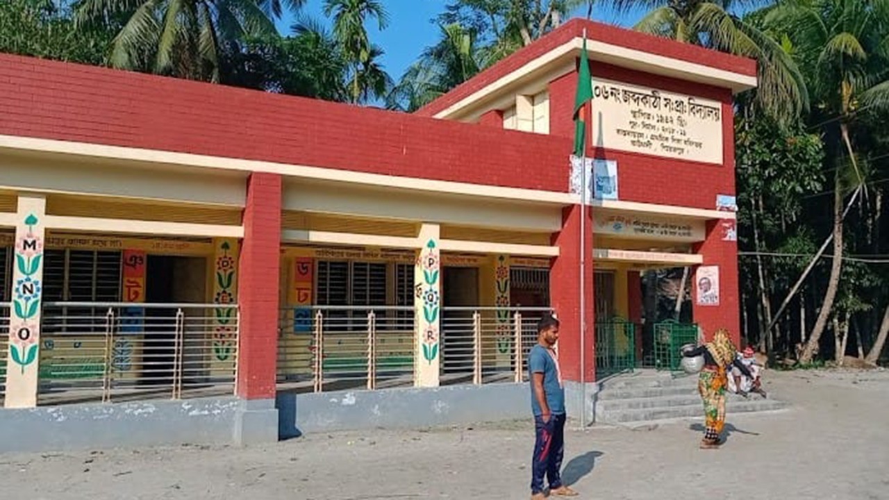 তিন শিক্ষক ও আট শিক্ষার্থী নিয়ে প্রাথমিক বিদ্যালয়