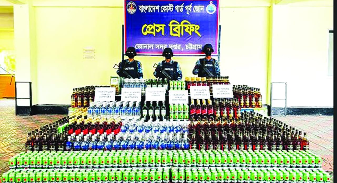কোস্ট গার্ডের অভিযানে হালিশহর এলাকা থেকে সোয়া ৪ কোটি টাকার বিদেশি মদ ও বিয়ারের চালান জব্দ