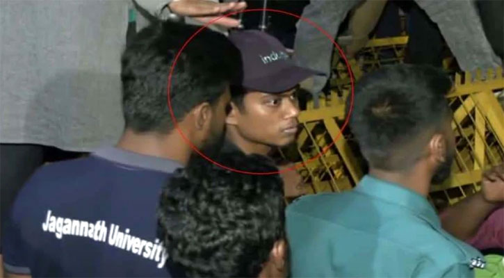 তথ্য উপদেষ্টার মাথায় বোতল ছুড়ে মারা প্রসঙ্গে মুখ খুললেন সেই ছাত্র