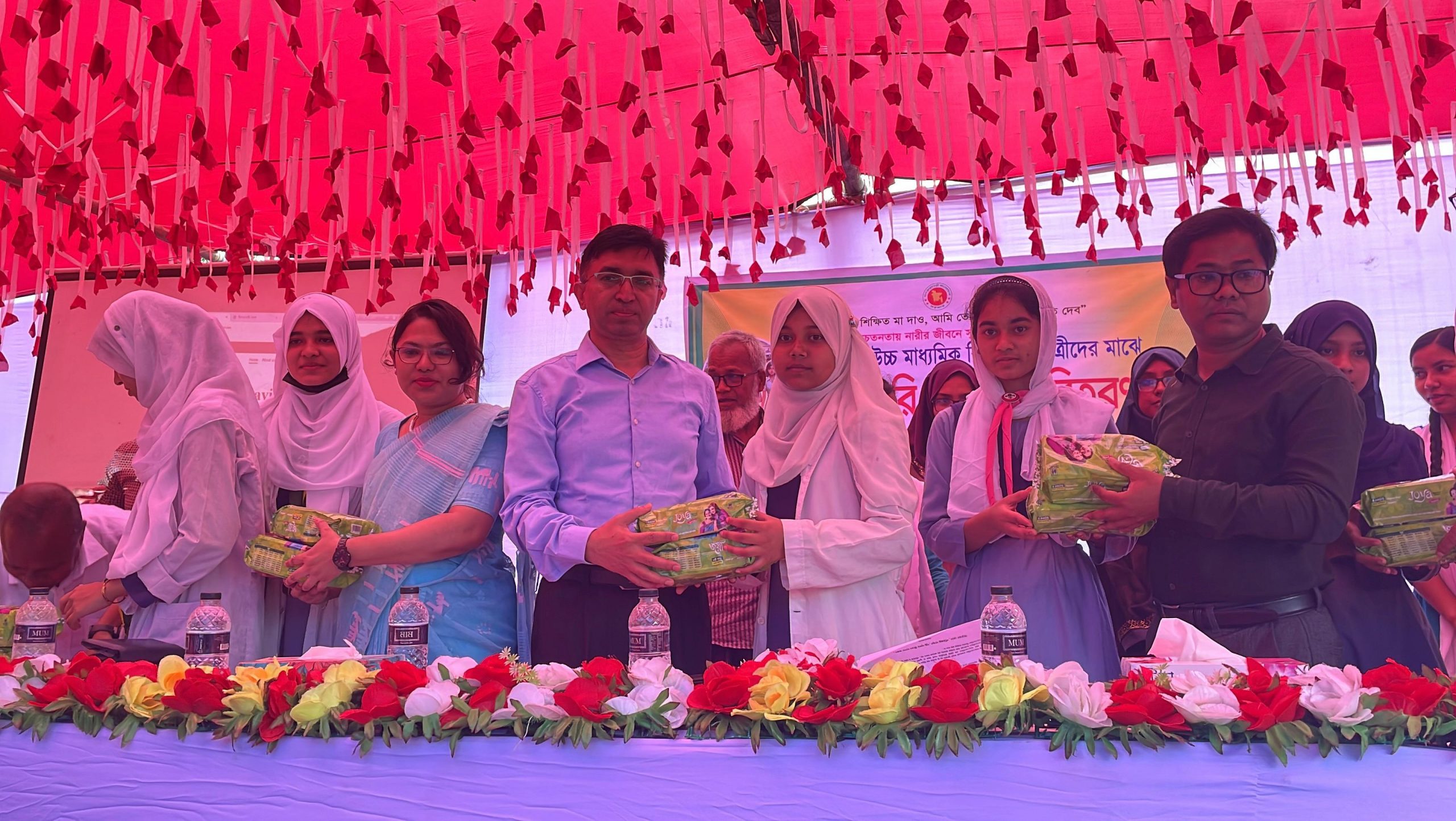 সচেতনতা বাড়াতে ৮০০ ছাত্রীর মাঝে স্যানিটারি ন্যাপকিন বিতরণ