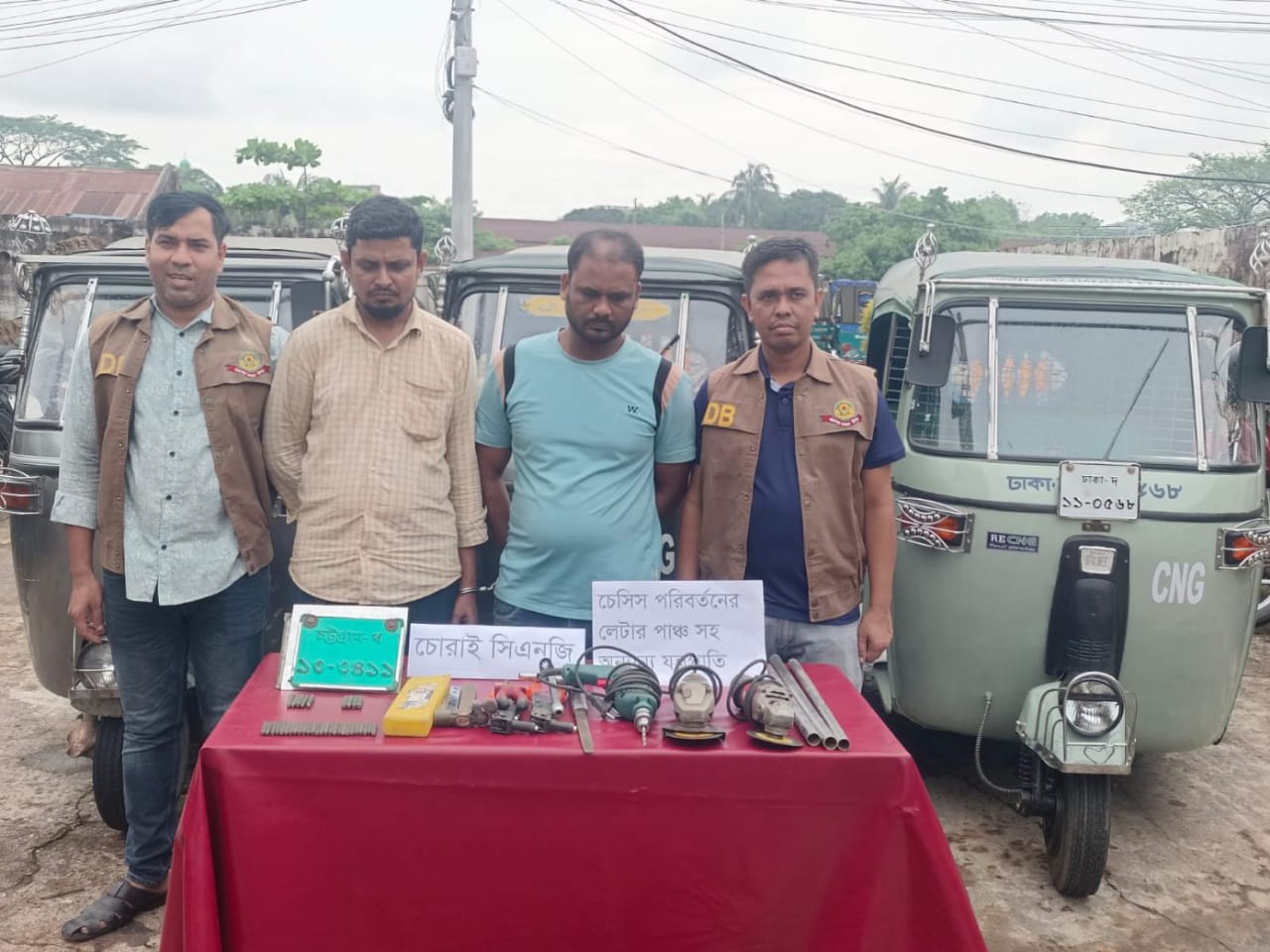 চুরি করা সিএনজির রূপ পরিবর্তন করে বিক্রি করতো চক্রটি