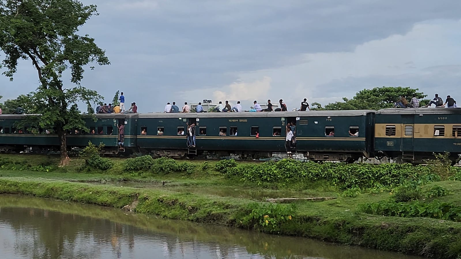 নেত্রকোনায় ট্রেনের কাটা পড়ে ৫০ বছর বয়সী অজ্ঞাত নারীর মৃত্যু