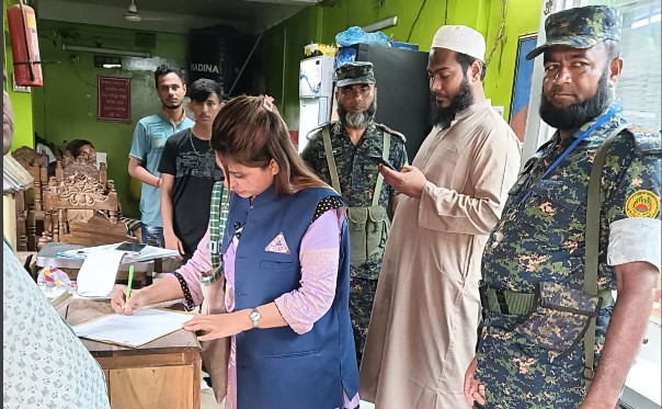 নরসিংদীতে বিএসটিআই ও জেলা প্রশাসনের মোবাইল কোর্ট অভিযান: দুটি মিষ্টির দোকানে জরিমানা