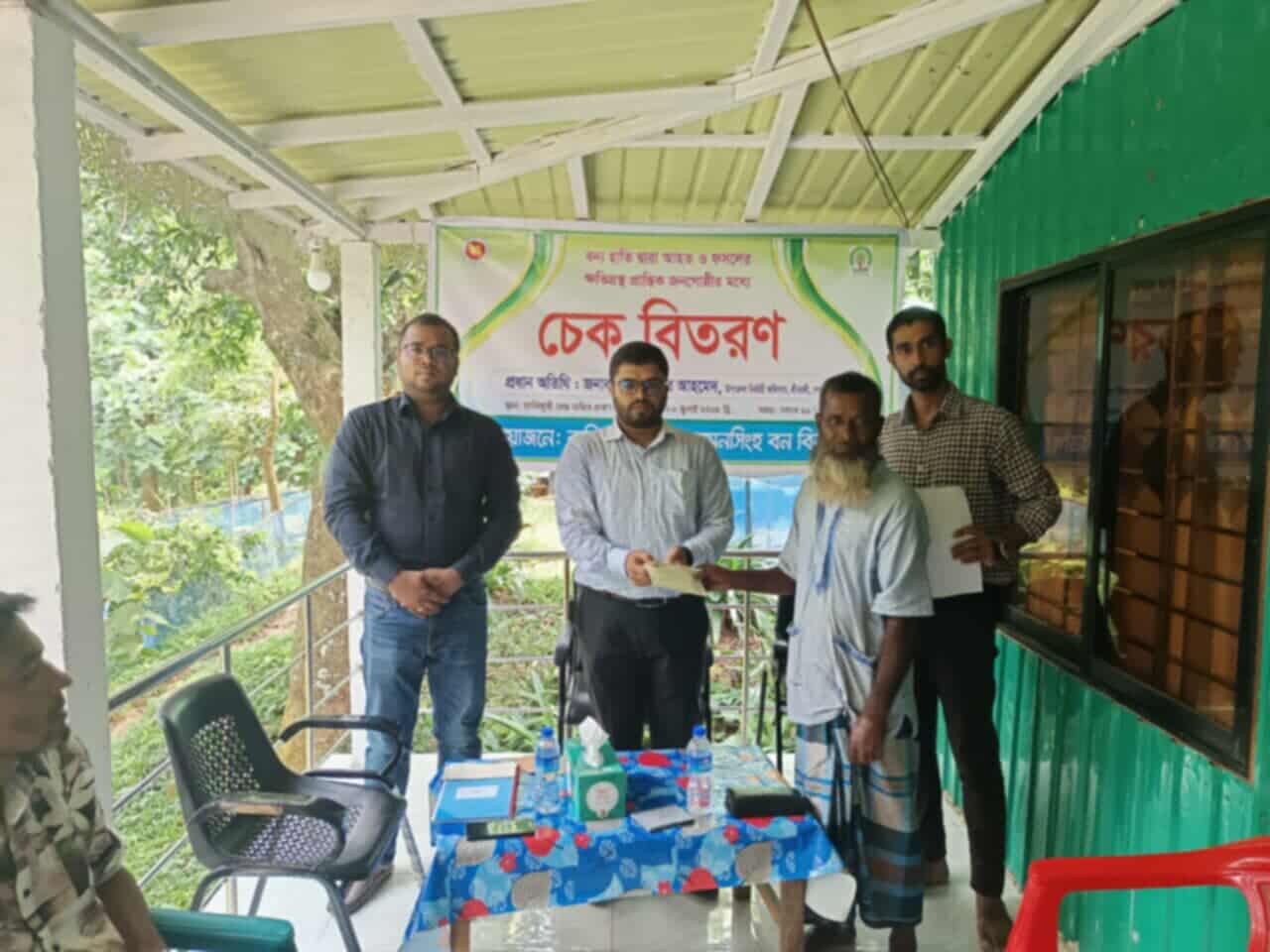 শেরপুরের শ্রীবরর্দীতে বন্য হাতি দ্বারা ক্ষতিগ্রস্ত পরিবারের মাঝে চেক বিতরণ 