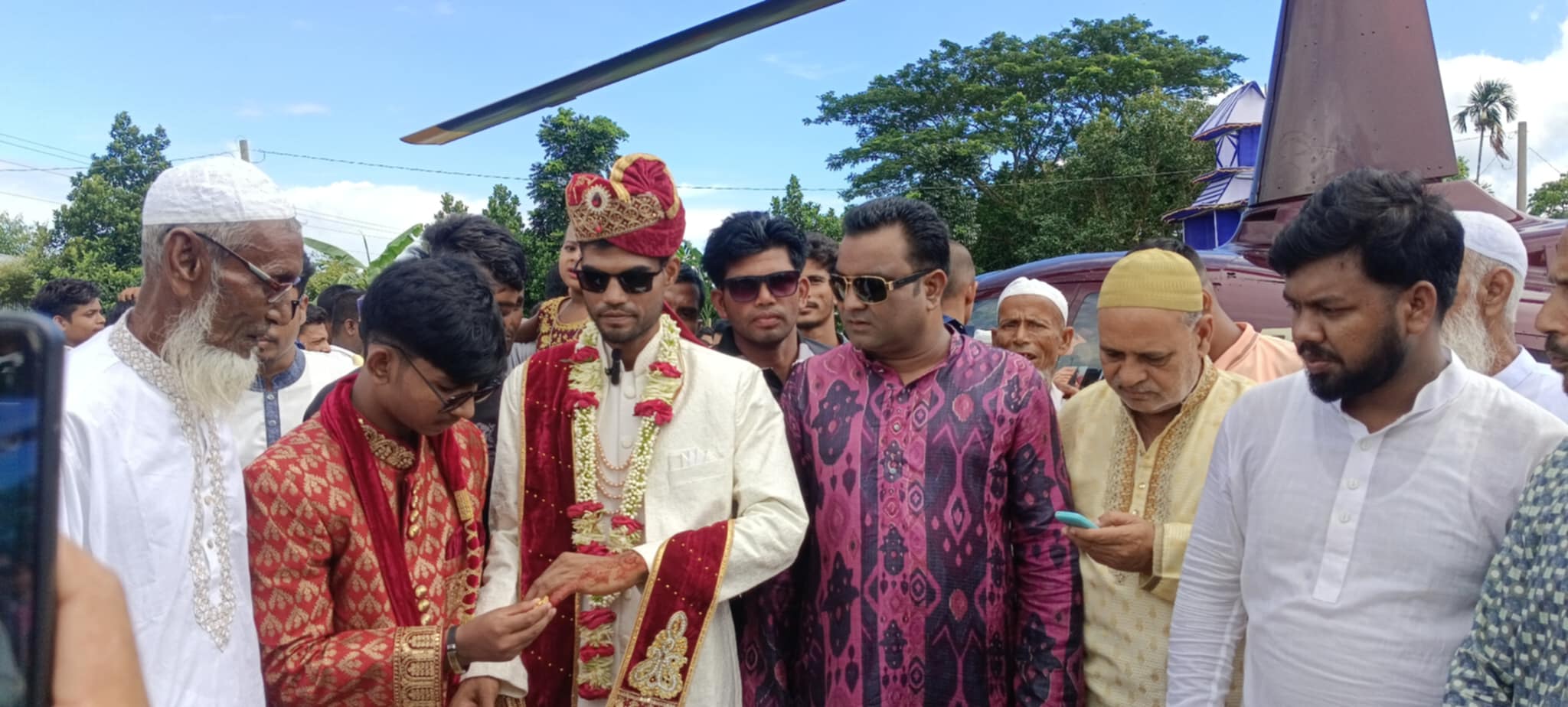 ট্রাক্টর চালক বউ আনলেন হেলিকপ্টারে