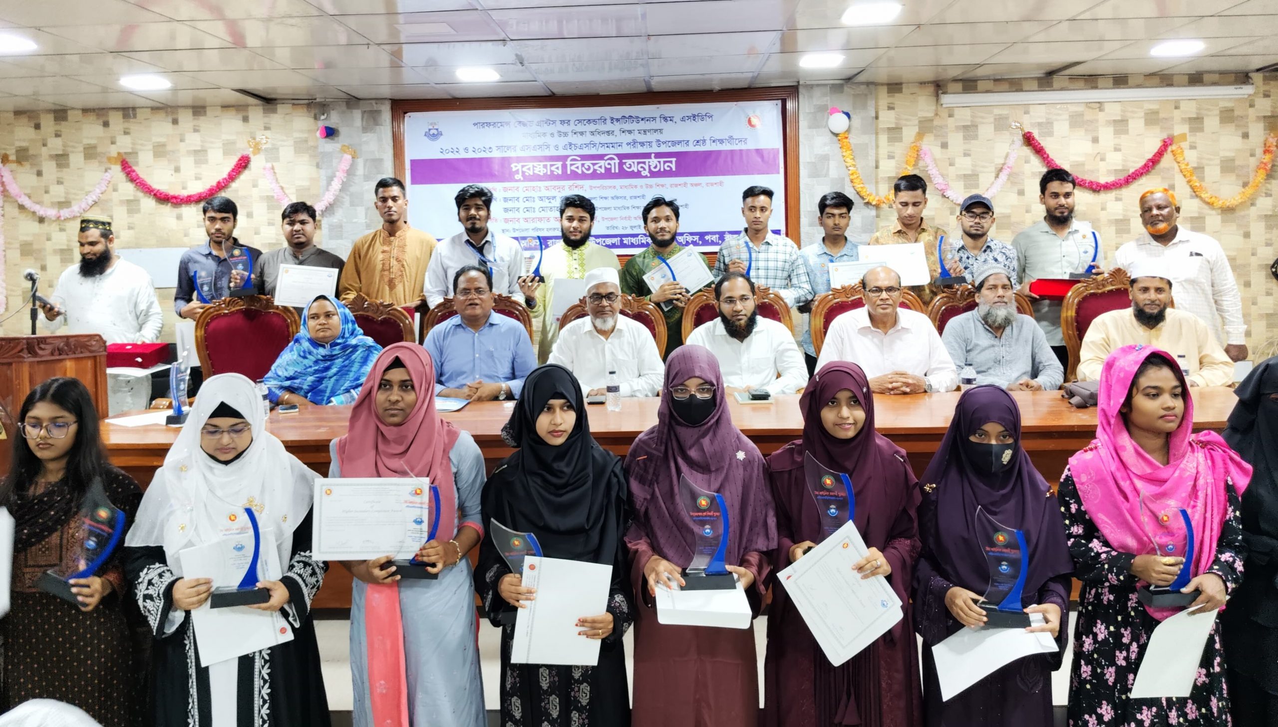 পড়ায় উৎসাহ জোগাতে রাষ্ট্রীয় স্বীকৃতি: ৩৮ মেধাবী শিক্ষার্থীকে সংবর্ধনা