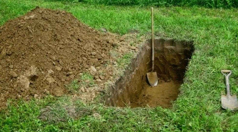 গ্রেপ্তারের ভয়ে গ্রামে পুরুষ নেই, কবর খুঁড়লেন পুলিশ সদস্যরা