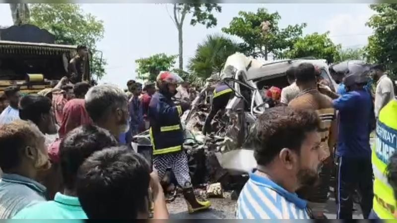 নাটোরের সড়ক দুর্ঘটনায় নিহত একই পরিবারের ৭ জন