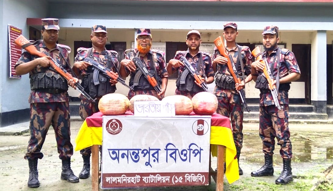 লালমনিরহাট ১৫ বিজিবি’র বিশেষ অভিযানে বিপুল পরিমাণ গাঁজা ও ইস্কাফ সিরাপ জব্দ
