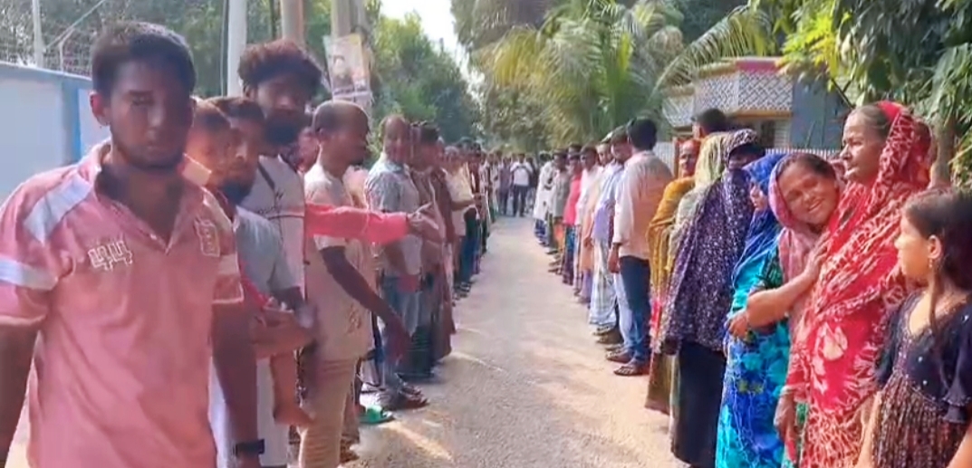 ফরিদপুরের সদরপুরে ধর্ষকের বিচার দাবিতে গ্রামবাসীর বিক্ষোভ ও মানববন্ধন