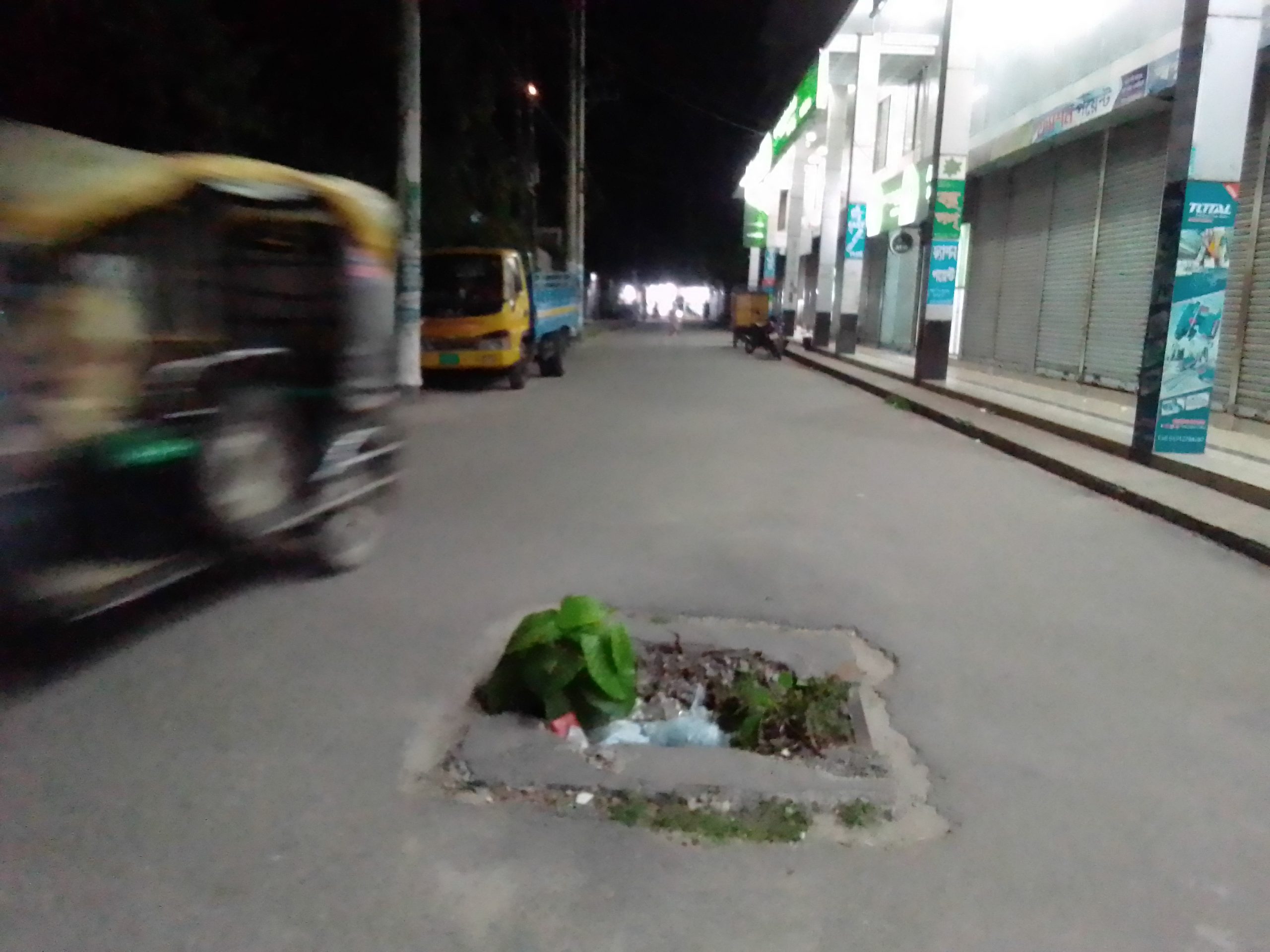 লালমনিরহাটের ব্যস্ত সড়কে ঢাকনা ভাঙা ম্যানহোল!