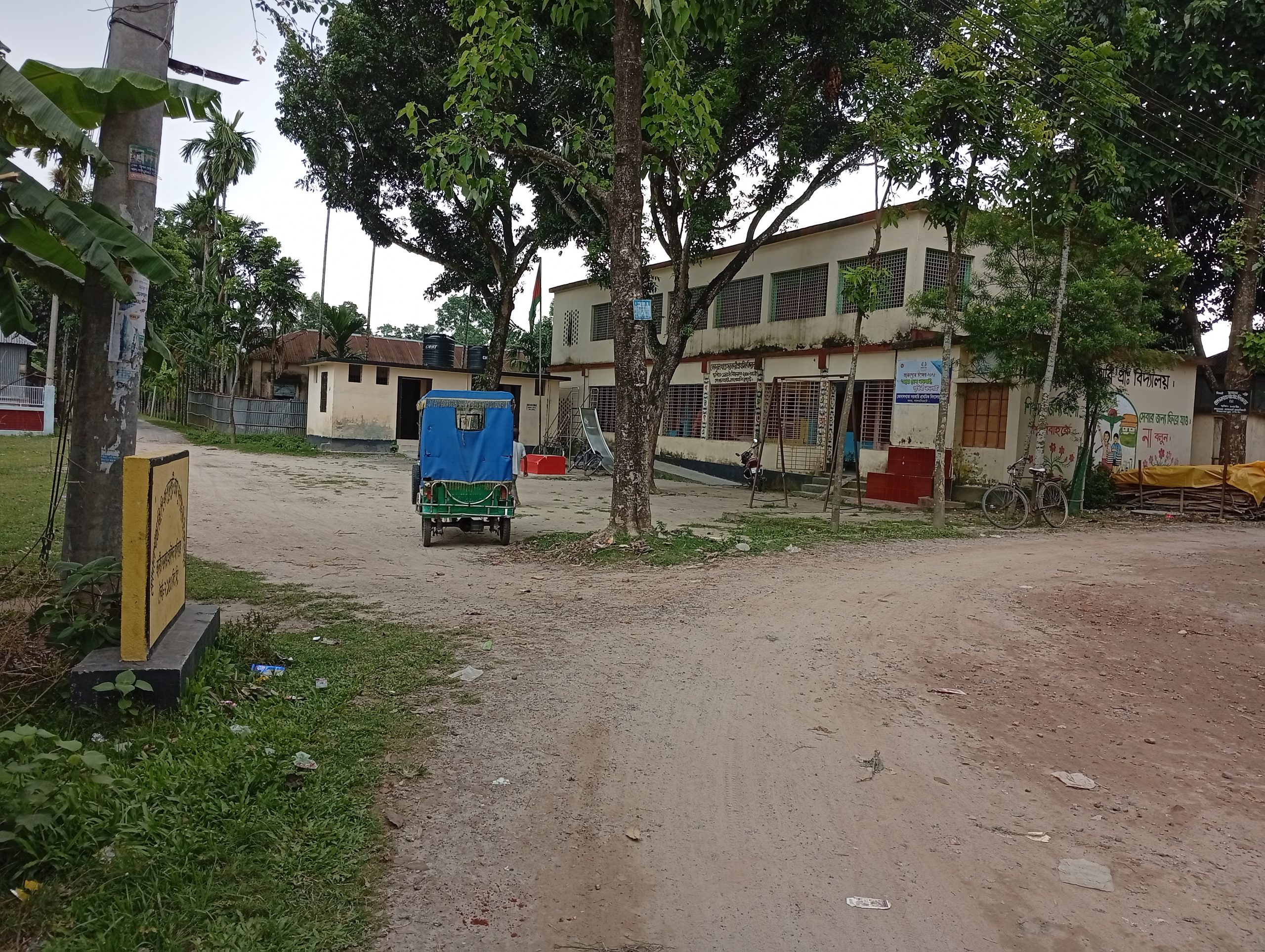 লালমনিরহাটের কোদালখাতা সরকারি প্রাথমিক বিদ্যালয়ের সীমানা প্রাচীর নির্মানে বাঁধা!