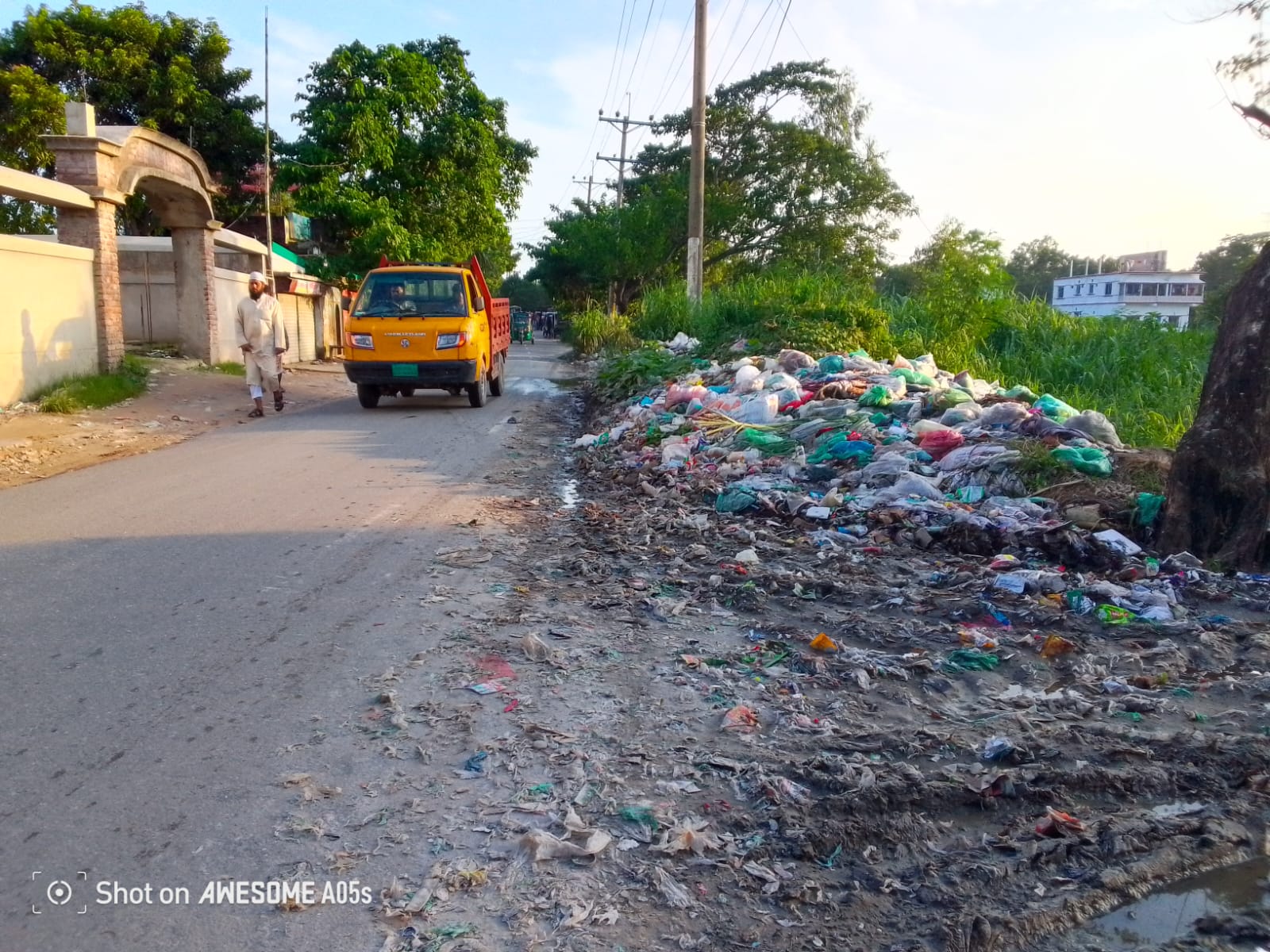 কেরানীগঞ্জে রাজাবাড়ী এলাকার প্রধান সড়কে ময়লার স্তূপ, চরম ভোগান্তিতে এলাকাবাসী