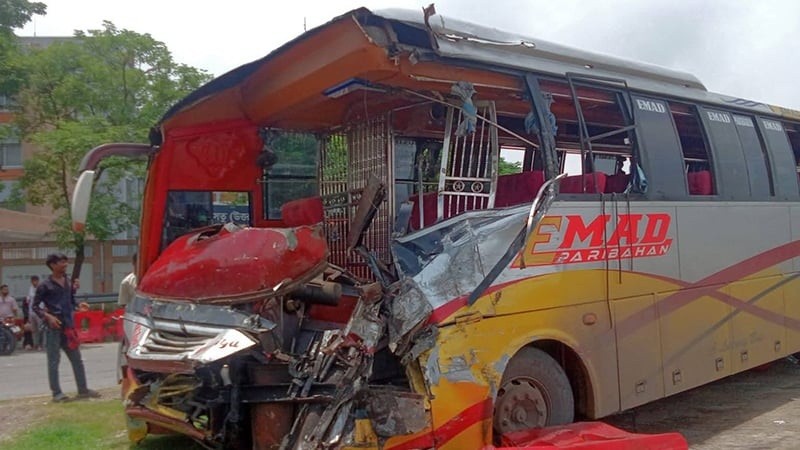 পদ্মা সেতুর মাওয়া টোল প্লাজার কাছে একাধিক গাড়ির ভয়াবহ সংঘর্ষ