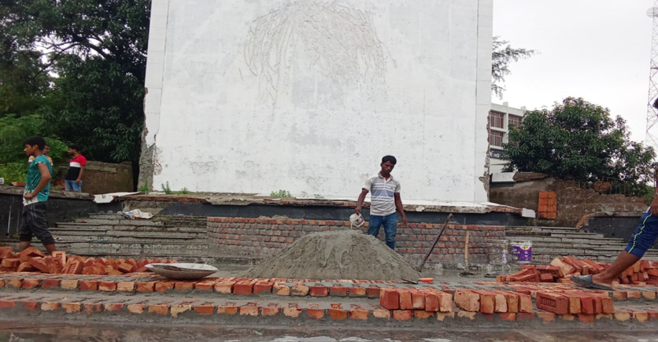 রাজশাহী নগরীতে মুজিবের মুছে দেওয়া ম্যুরালের সামনে নির্মাণ হচ্ছে জুলাই শহীদ স্মৃতিস্তম্ভ