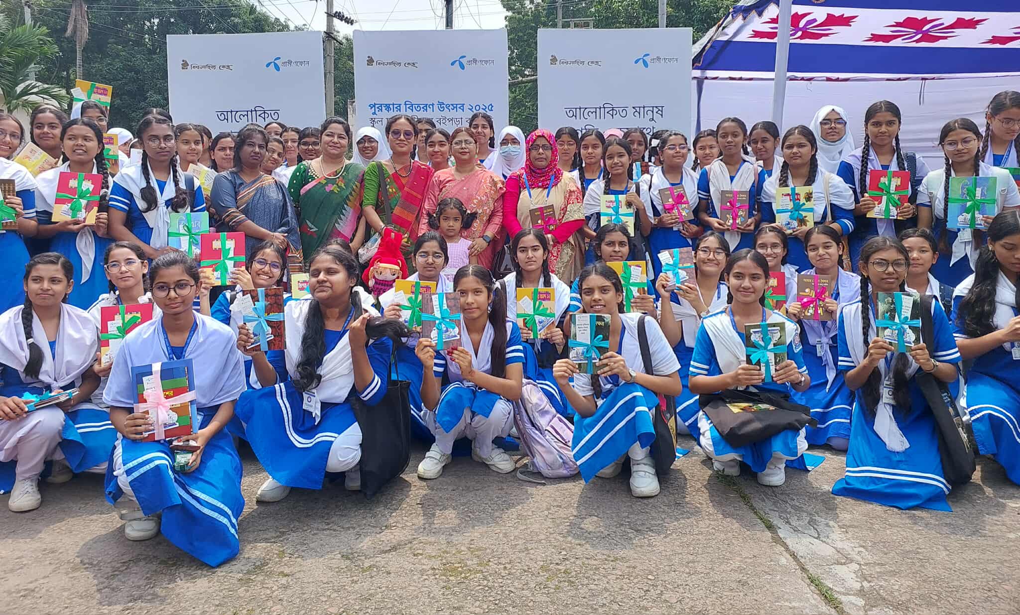রাজশাহীতে শিক্ষার্থীদের পুরস্কার দিল বিশ্বসাহিত্য কেন্দ্র ও গ্রামীণফোন
