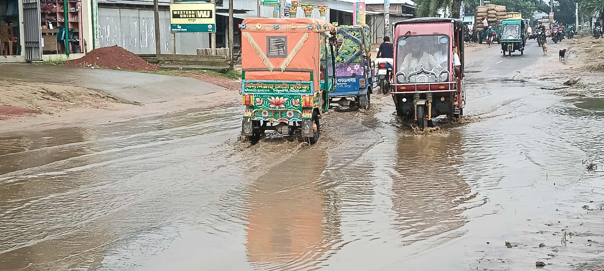 ঝিনাইগাতীতে সামান্য বৃষ্টিতেই প্রধান রাস্তায় হাঁটুপানি: দুর্ভোগে পথচারীরা