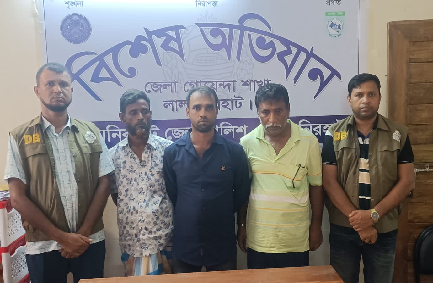 লালমনিরহাটে প্রতারক চক্রের ৩ সদস্য গ্রেফতার, ট্রাক উদ্ধার