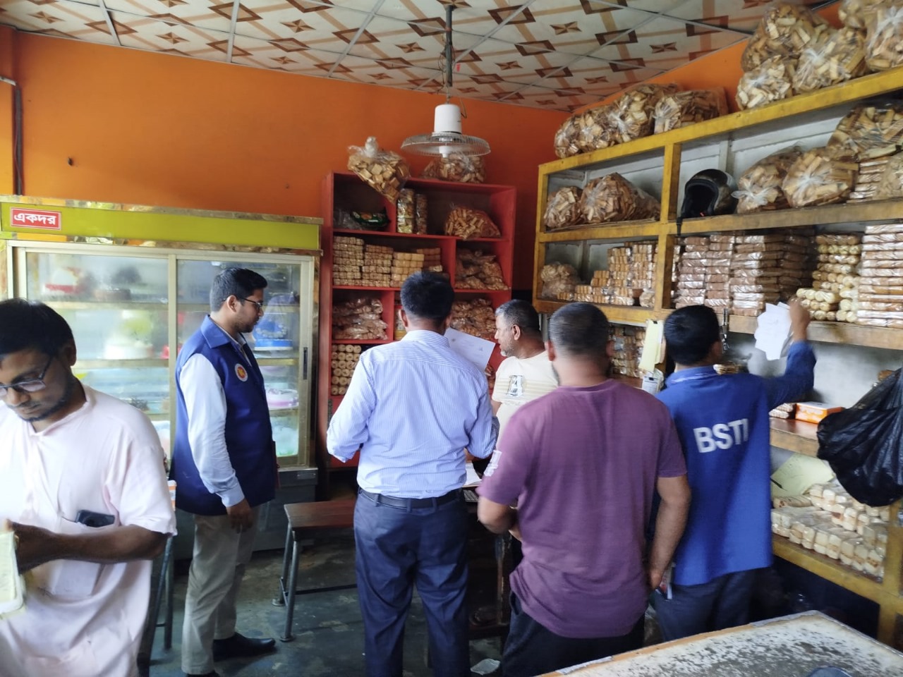 লালমনিরহাটে বিএসটিআই’র মোবাইল কোর্টে ৩টি প্রতিষ্ঠানকে ১৩হাজার টাকা জরিমানা