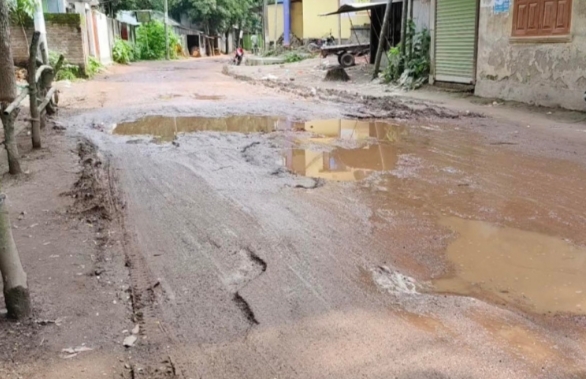 পাবনার ভাঙ্গুড়ায় বেহাল সড়কে চরম দুর্ভোগ