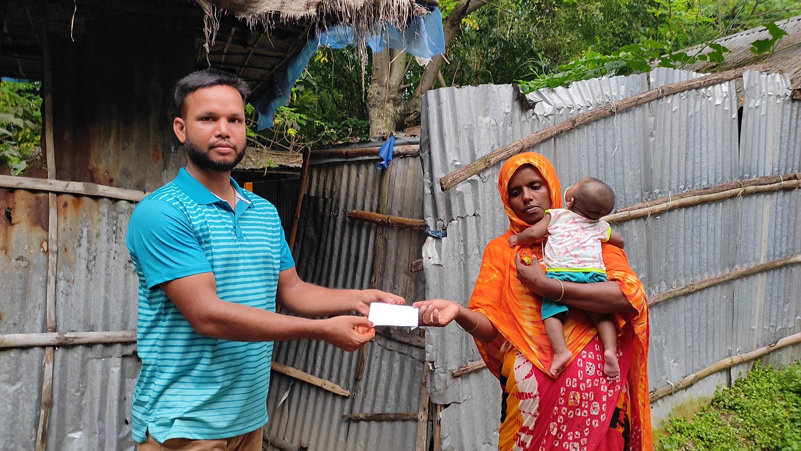অসুস্থ শিশু আল ইসলামকে আর্থিক সহায়তা দিল একটি স্বেচ্ছাসেবী সংগঠন
