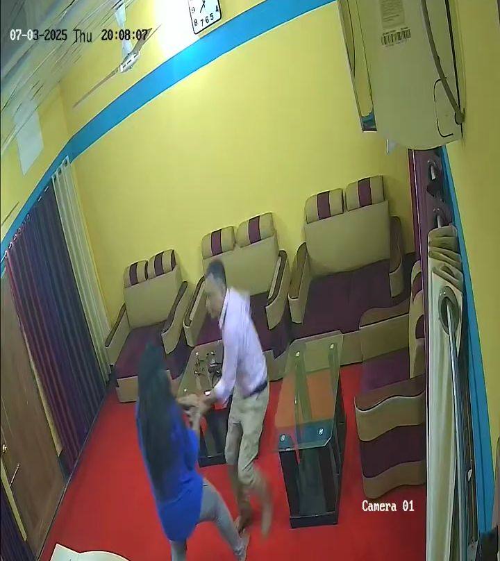 স্ত্রীর বিরুদ্ধে হত্যা চেষ্টার অভিযোগে মামলা করলেন সেই নির্যাতিত অফিসার