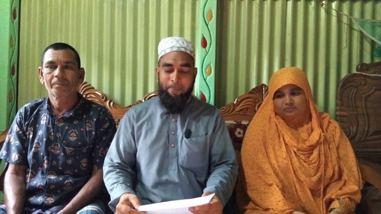 টাঙ্গাইলে স্ত্রীর প্রতারণার শিকার হয়ে স্বামীর সংবাদ সম্মেলন