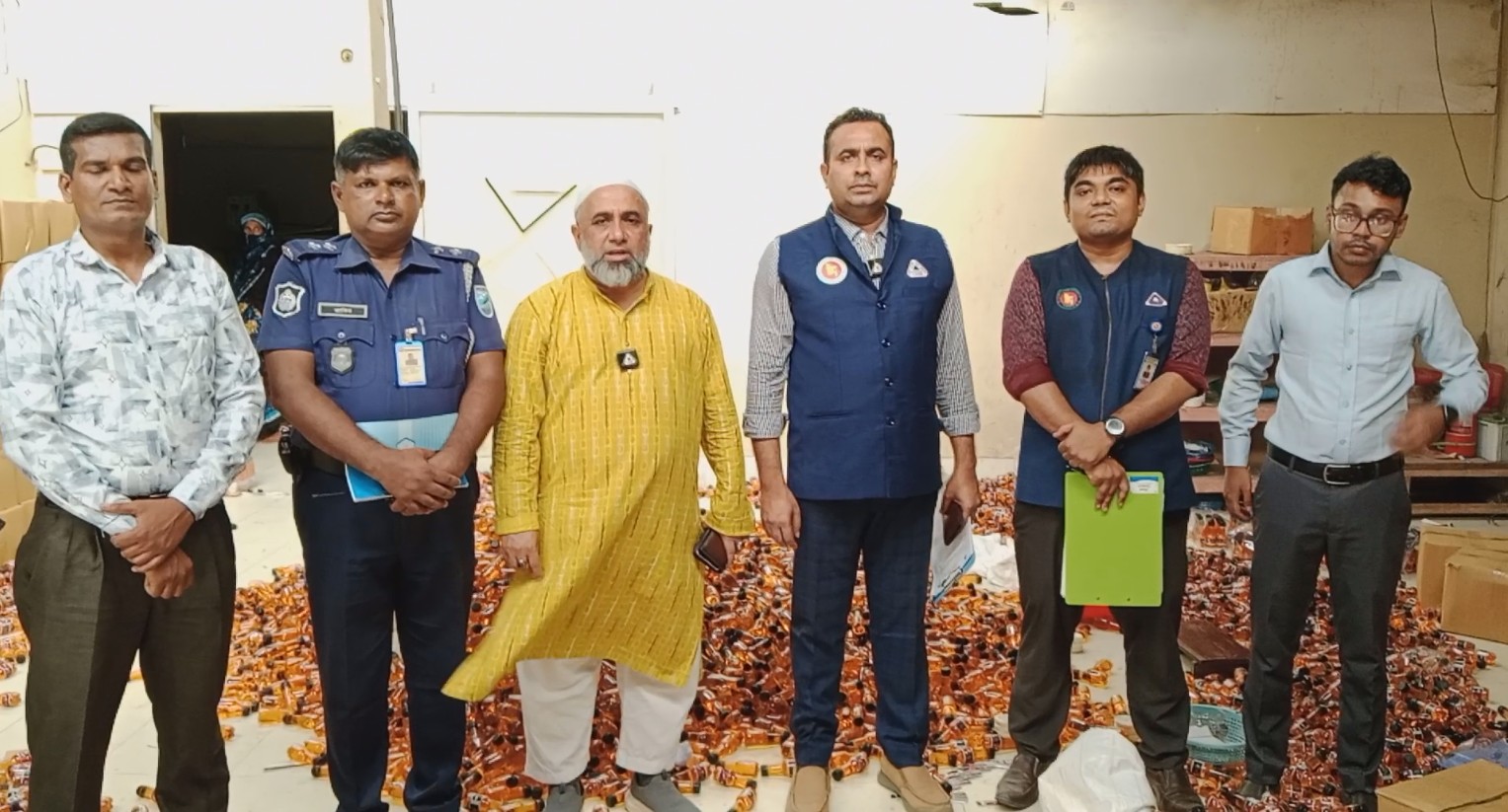 রায়পুরায় মোবাইল কোর্টের মাধ্যমে নিন্মমানের বিপুল পরিমাণ পানীয় পণ্য ধ্বংস