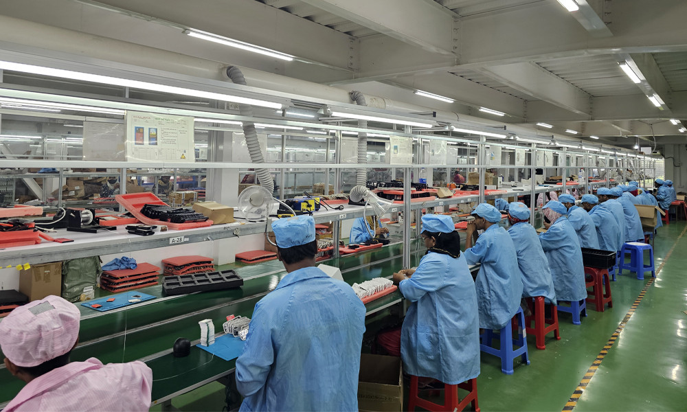 কুমিল্লার নারীদের হাতে বানানো মোবাইল যাচ্ছে বিদেশে