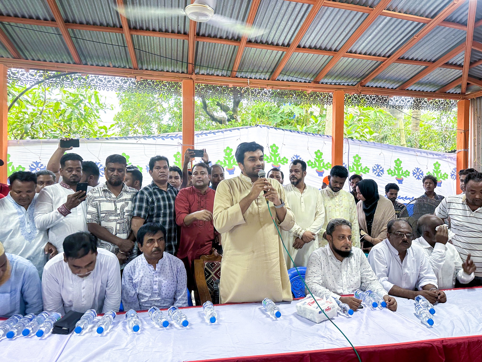 তারেক রহমানের শুভেচ্ছা ও অনুদান পৌঁছে দিলেন বিএনপি নেতা ব্যারিস্টার অমি