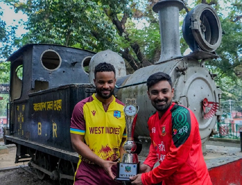 সেন্ট্রাল রেলওয়ে বিল্ডিংয়ে হলো টি-টোয়েন্টি সিরিজের ট্রফি উন্মোচন