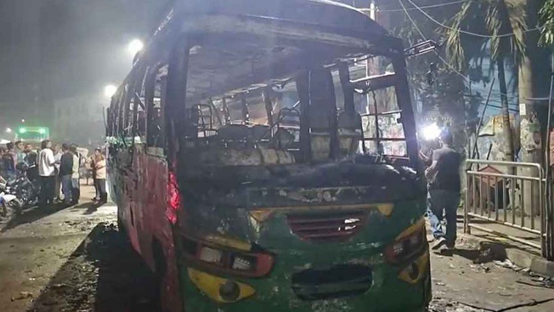 গভীর রাতে বাস ও প্রাইভেটকারে আগুন দেওয়ার হিড়িক