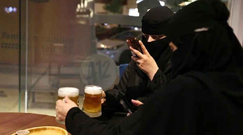 সৌদিতে ৭০ বছরের নিষেধাজ্ঞা ভেঙে প্রথমবারের মতো চালু হলো ‘বার’