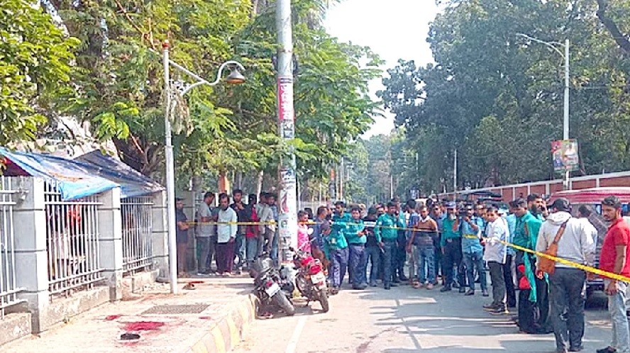 খুলনায় আদালত চত্বরে গুলি ও কুপিয়ে দুই আসামিকে হত্যা