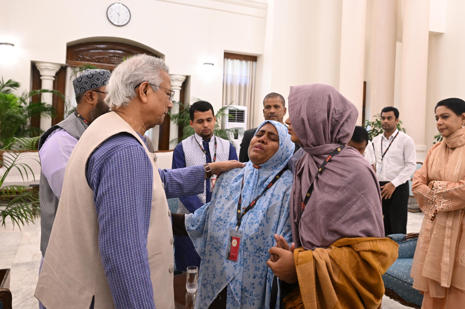 ওসমান হাদির পরিবারের খোঁজ নিলেন প্রধান উপদেষ্টা, উন্নত চিকিৎসার আশ্বাস