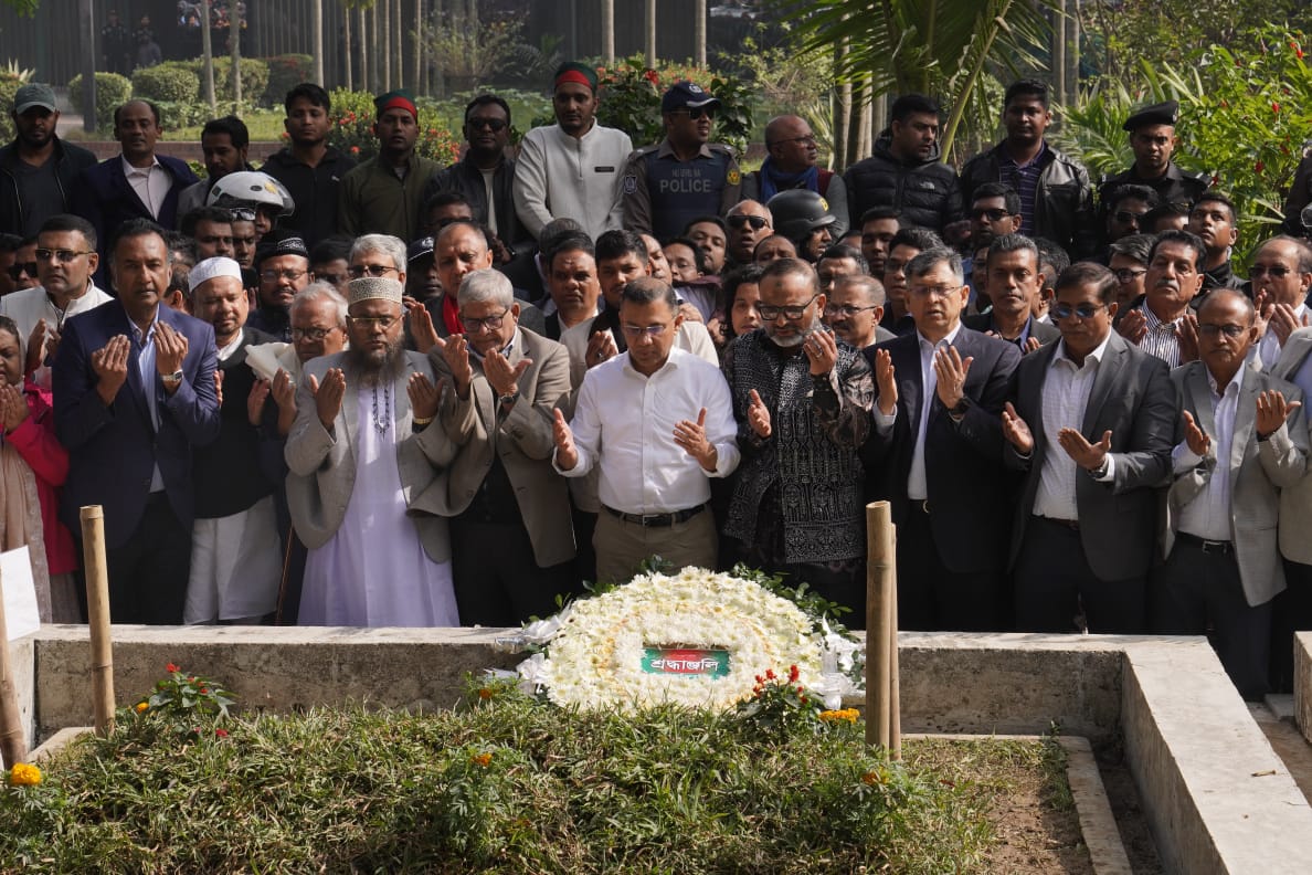 ওসমান হাদির কবর জিয়ারত করলেন বিএনপির ভারপ্রাপ্ত চেয়ারম্যান তারেক রহমান