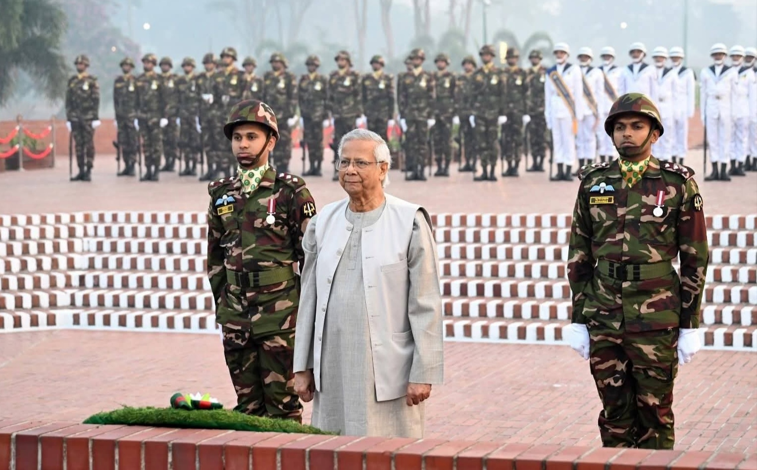 জাতীয় স্মৃতিসৌধে শহীদদের প্রতি প্রধান উপদেষ্টার শ্রদ্ধা