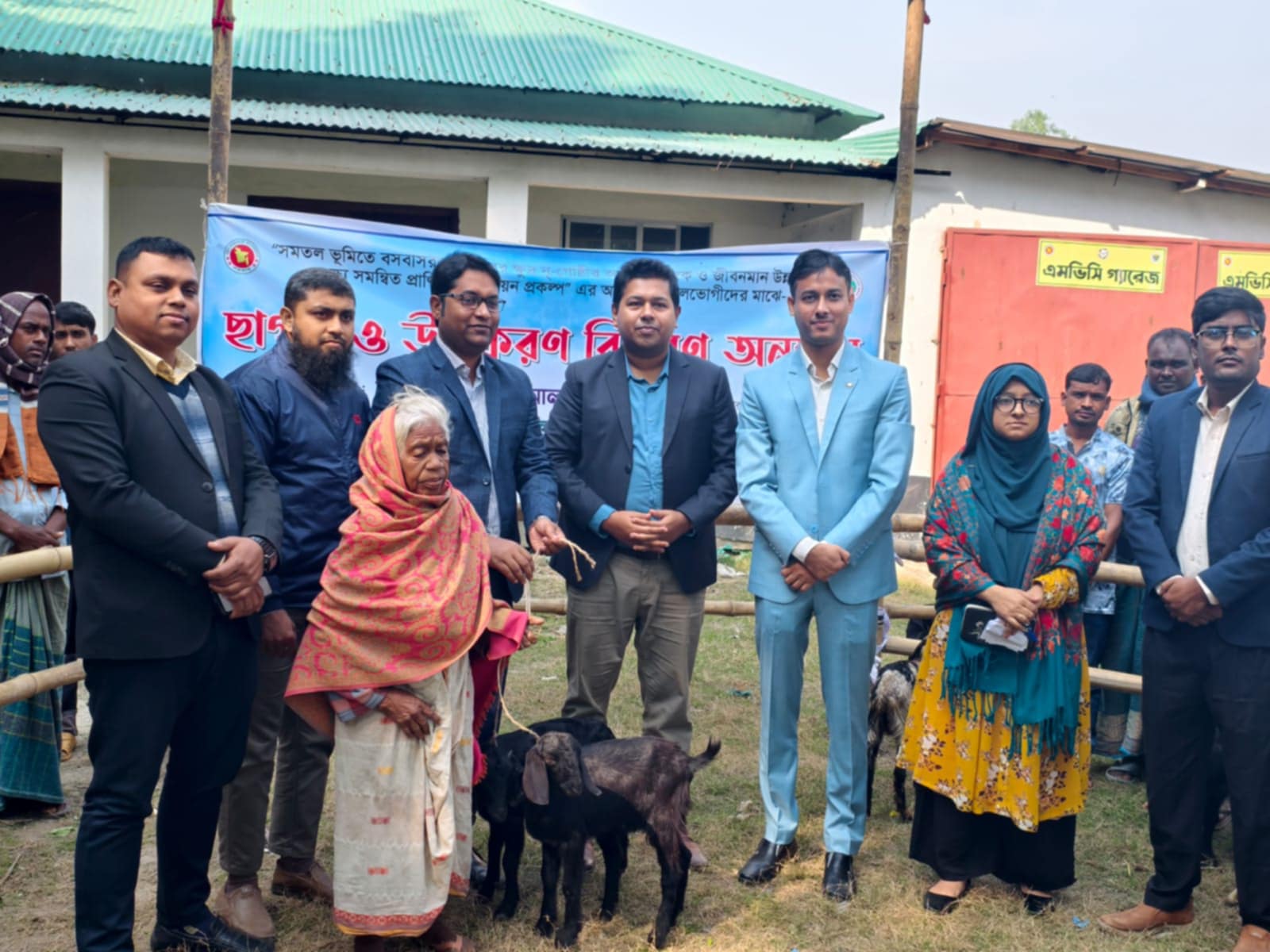 সিংড়ায় ১০০ পরিবারের মাঝে প্রাণিসম্পদ সহায়তা