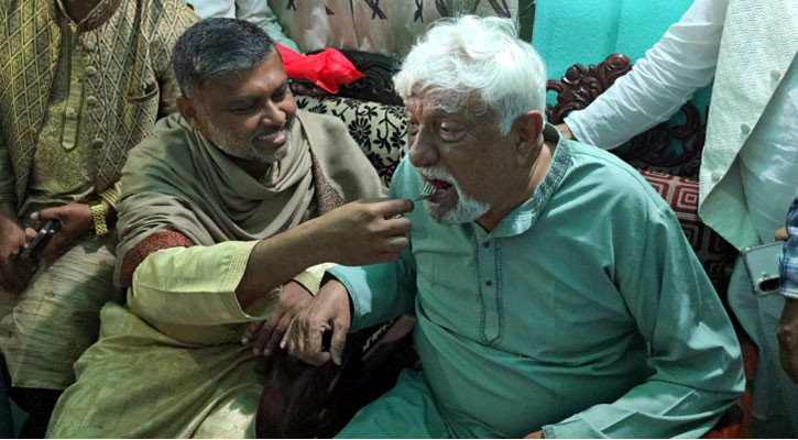 বিজয়ী প্রতিদ্বন্দ্বী নাছির চৌধুরীকে মিষ্টিমুখ করালেন শিশির মনির